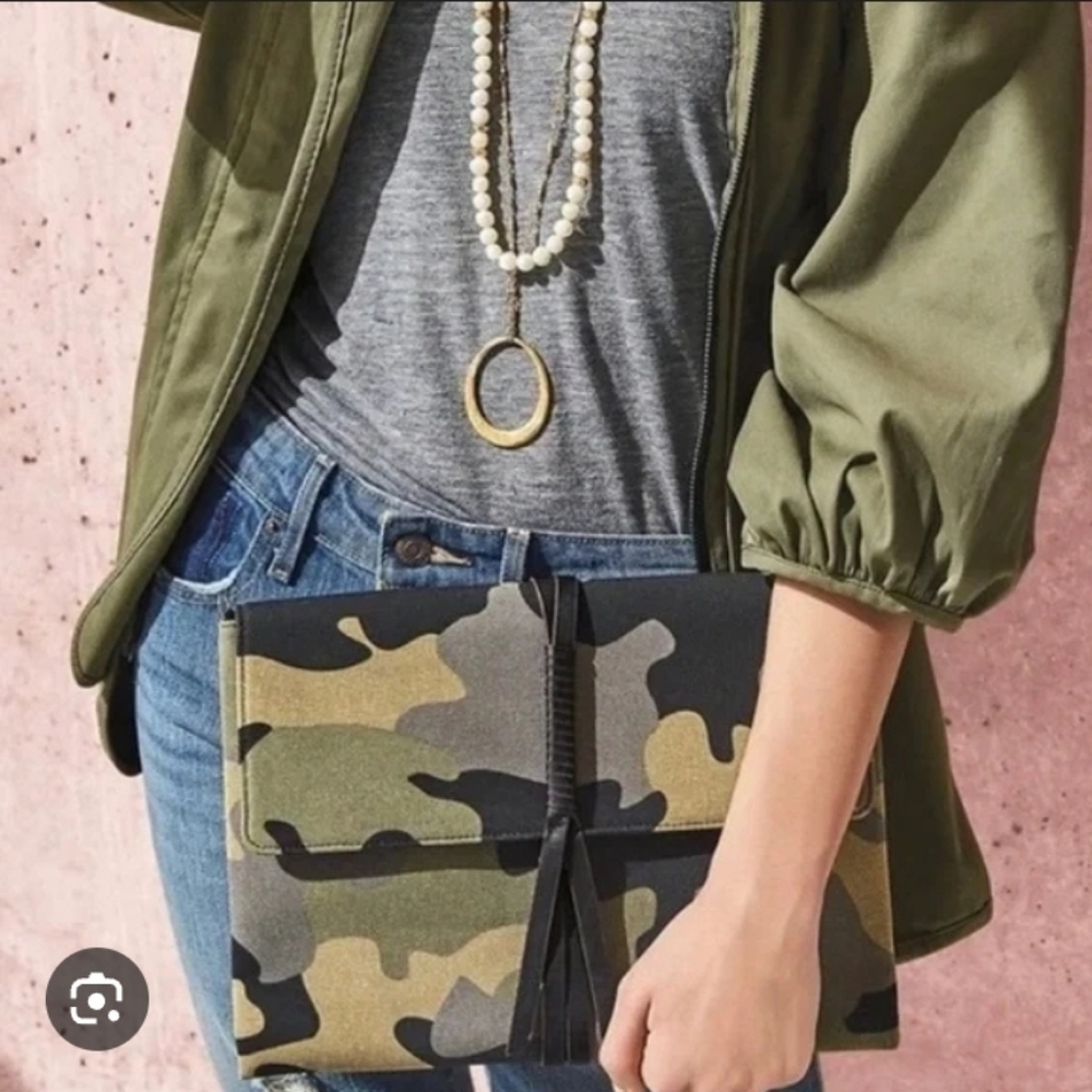 EUC Stella & Dot Camo Clutch